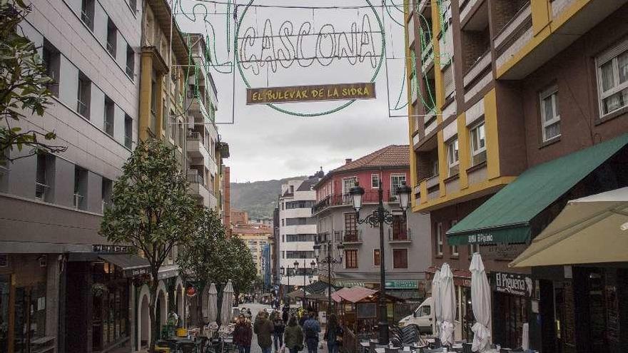 La calle Gascona, con sidrerías a ambos lados de la vía.