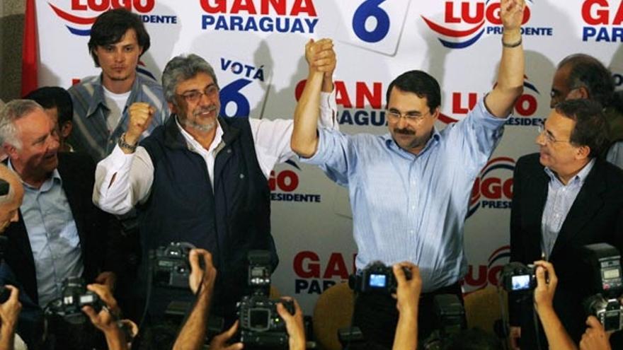 Fernando Lugo (con chaleco) levanta los brazos junto a su aliado y vicepresidente, Federico Franco.