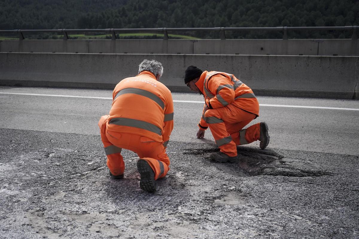 Así ha quedado la calzada del Eix Transversal en Rajadell tras la caída de una roca gigante
