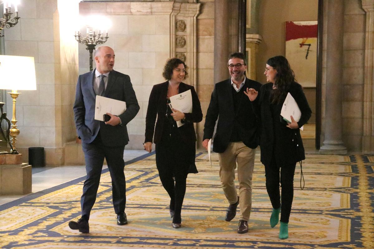 Els diputats del PSC Raúl Moreno i Alícia Romero amb els diputats de JxCat Josep Rius i Mònica Sales