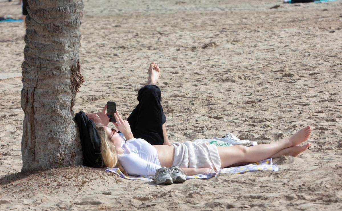 Varias personas en una playa de Alicante este martes