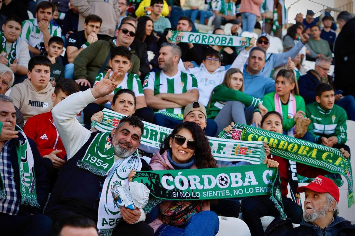 Los aficionados blanquiverdes animan al Córdoba CF ante el Huesca en El Arcángel.