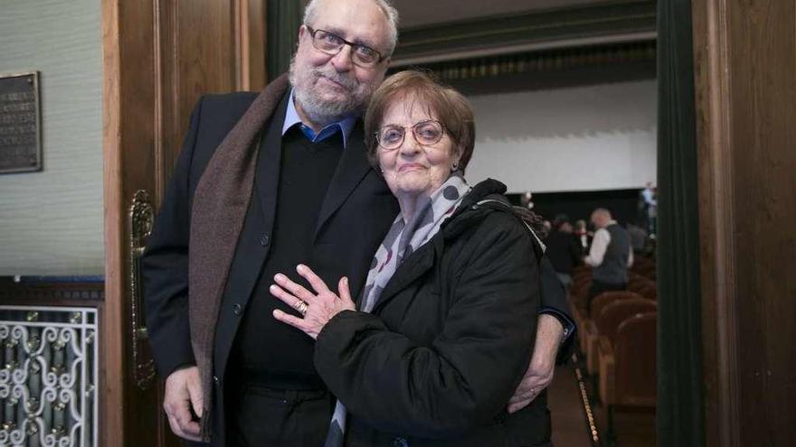 Camilo García y María Luisa Solá, ayer, en el vestíbulo del teatro Filarmónica.