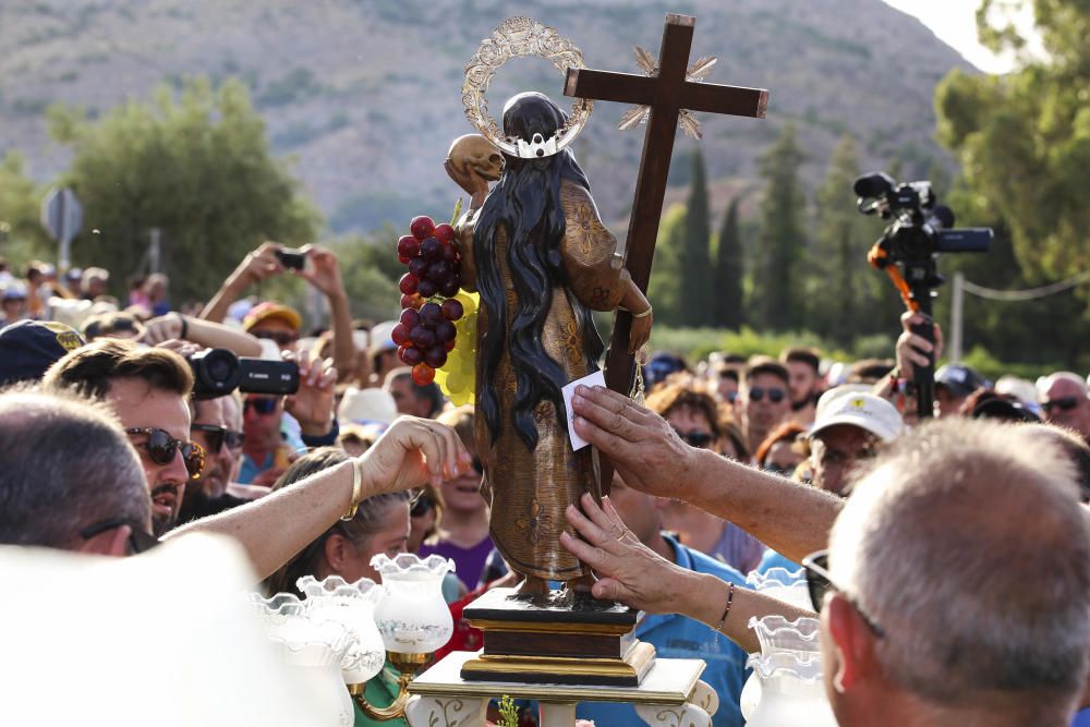 Novelda arropa a su patrona en la romería