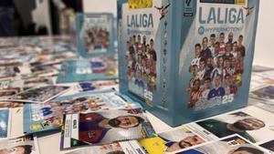 Apariencia de la colección de cromos de LaLiga Hypermotion lanzada por Panini para la temporada 2024/2025.