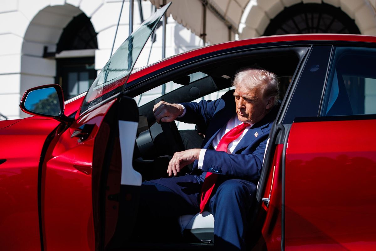 Trump y Musk montan en la Casa Blanca una campaña publicitaria de Tesla