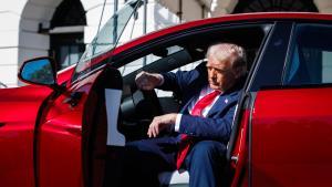 Trump y Musk montan en la Casa Blanca una campaña publicitaria de Tesla