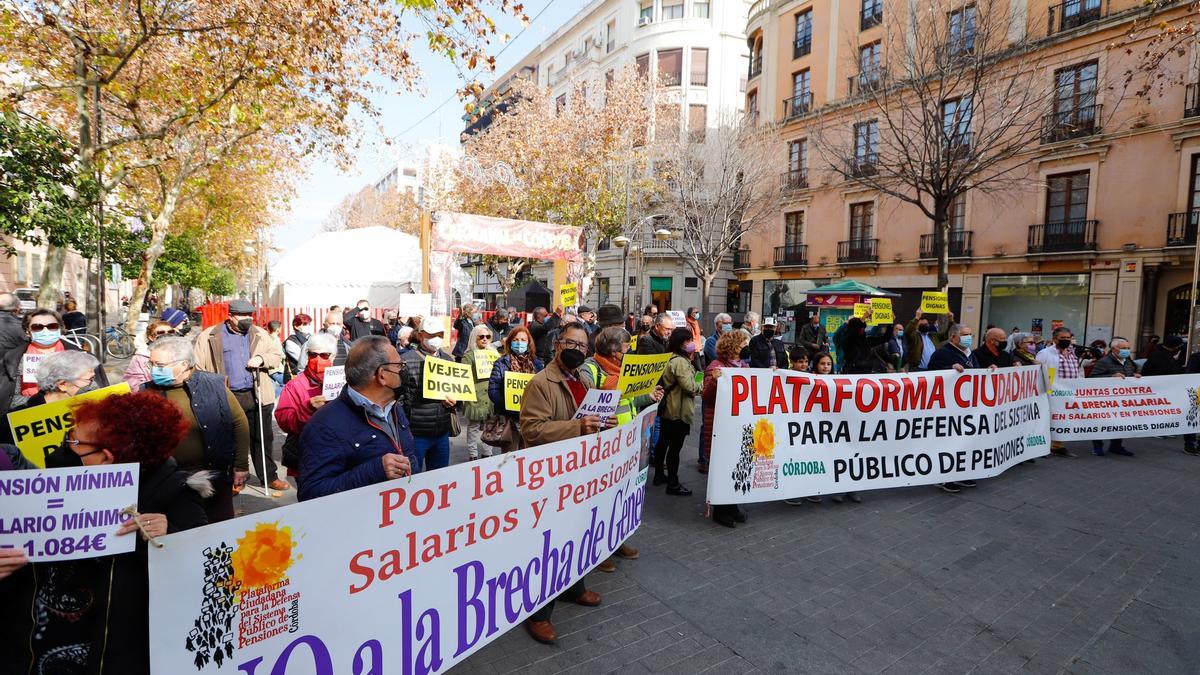 Concentración de pensionistas en el bulevar de Gran Capitán