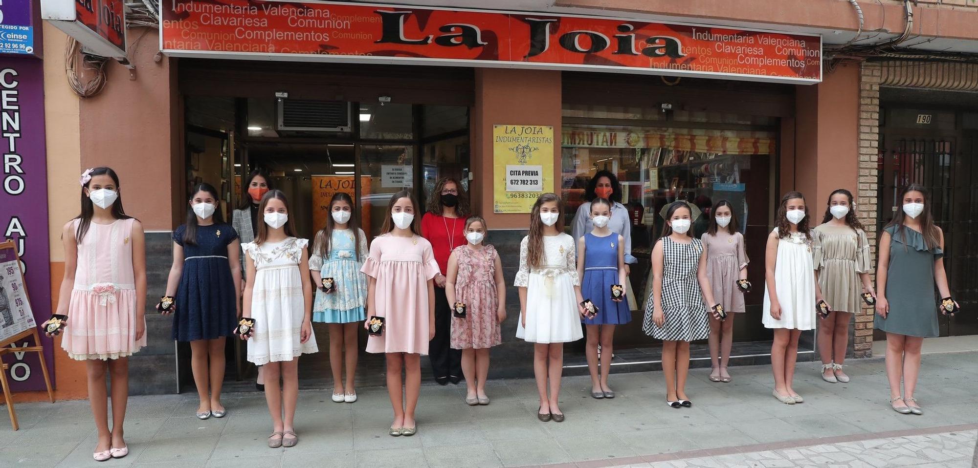 La corte infantil recibe su traje para las Fallas de Septiembre