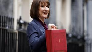 La ministra británica de Economía, Rachel Reeves, posa con el proyecto de presupuestos, antes de presentarlo ante la Cámara de los Comunes, este miércoles en Londres.