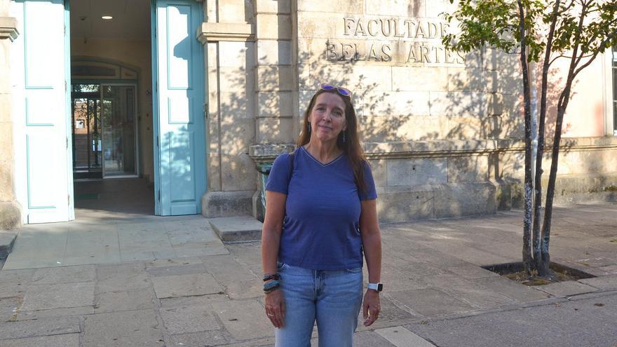 Carmen Hermo, candidata a decana, ante la sede de la facultad