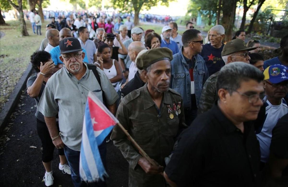 jjubierre36445432 people stand in line to pay tribute to cuba s late president161128163417