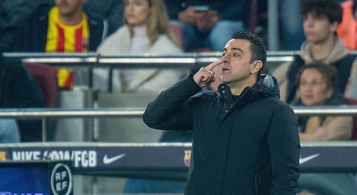 Xavi pide atención a sus jugadores durante el Barça-Cádiz.