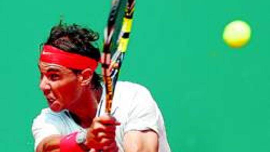 Nadal arrolla en su vuelta a la tierra y se queda como único español