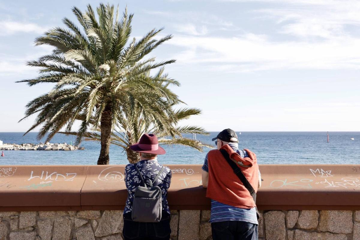 Barceloneses acuden a la playa por las altas temperaturas de noviembre