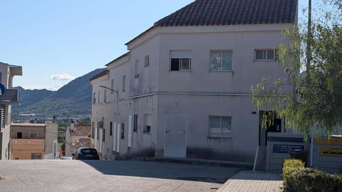 El bloque de adosados de Cerdà donde se denunciaron problemas de convivencia por ocupaciones ilegales.