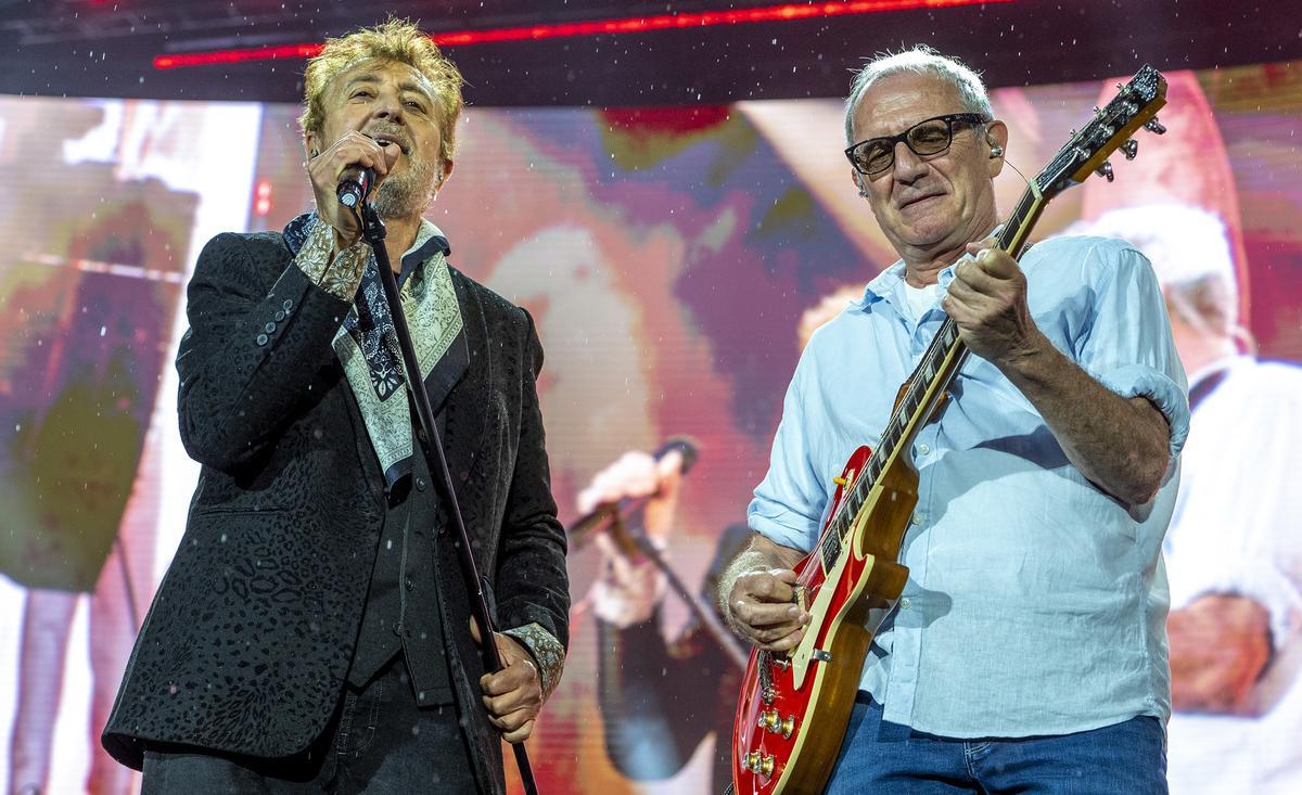 Manolo GarcÍa y Quimi Portet durante el concierto de El Ultimo de la Fila en el Estadi Olimpic.