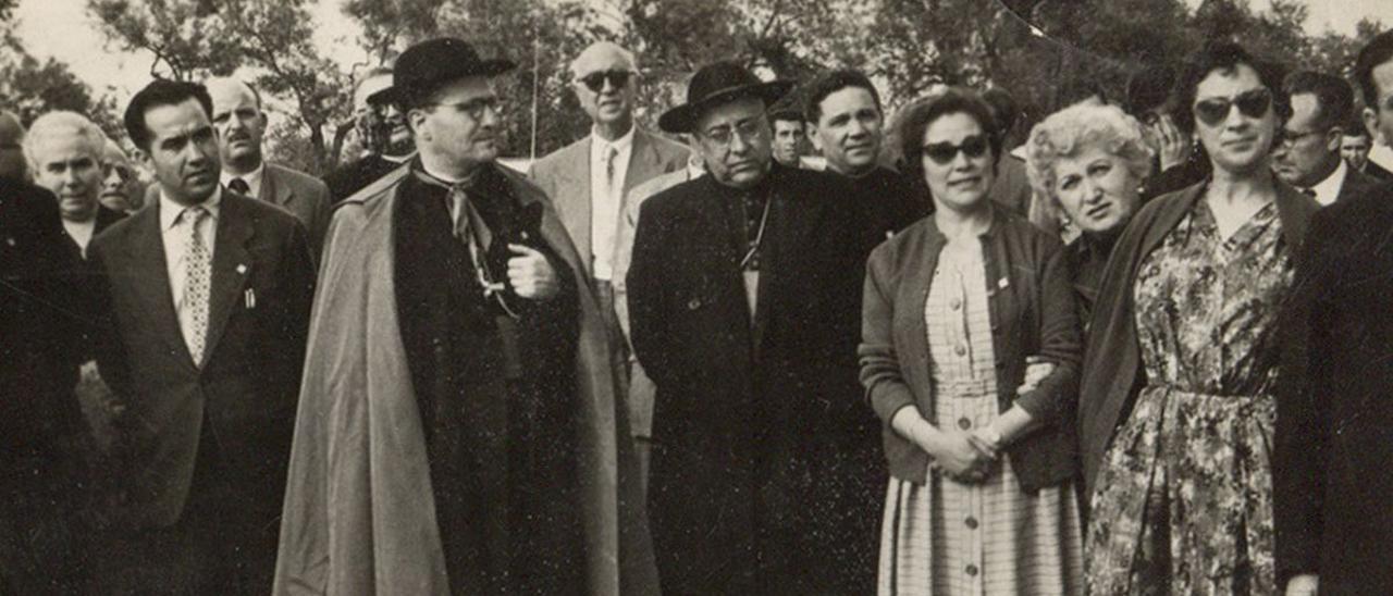 El obispo José Pont i Gol (ordenado en 1951, con capa), fue secretario de la Comisión Episcopal de la Caridad.