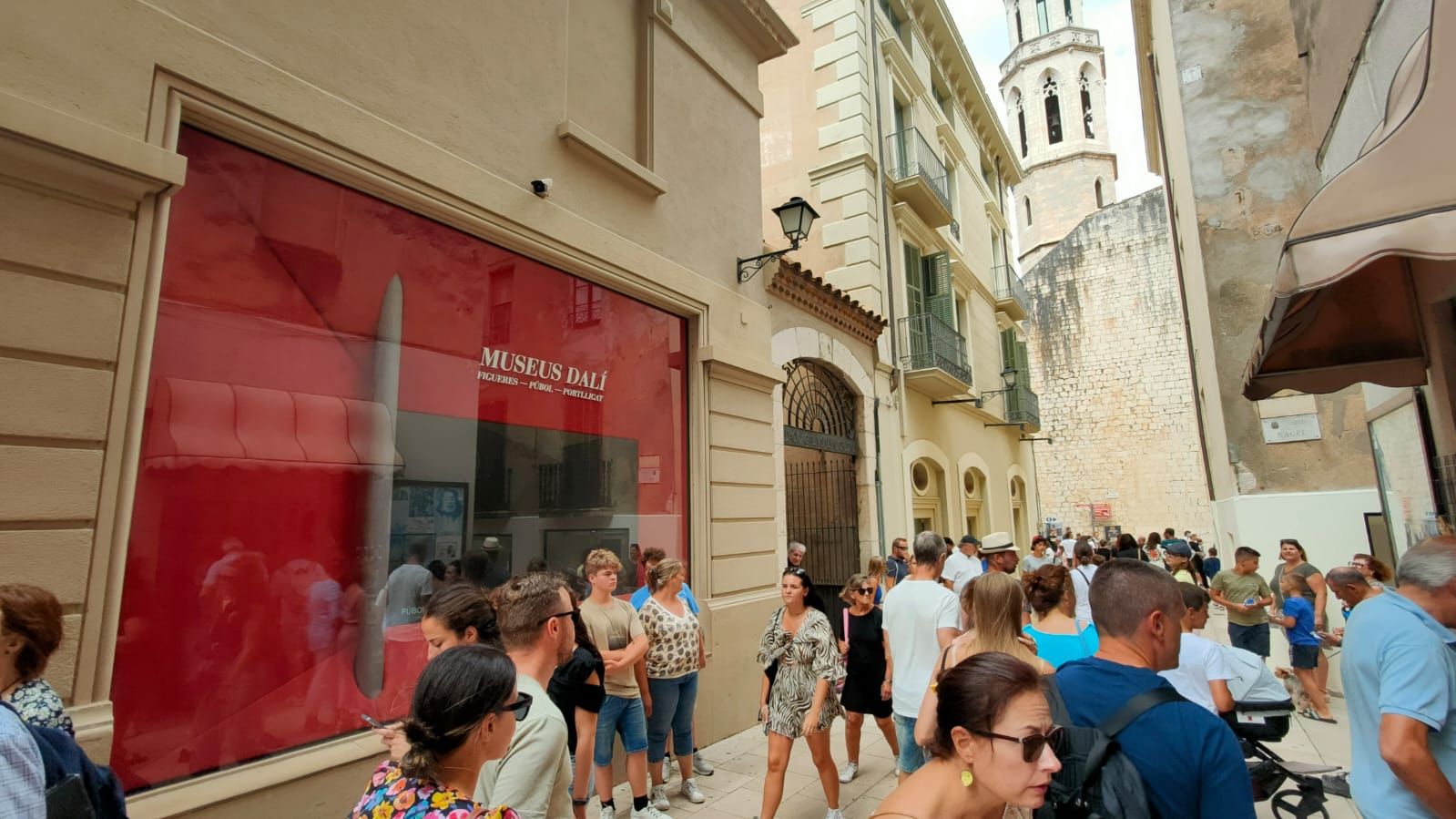 Gran afluència de visitants a la ciutat de Figueres