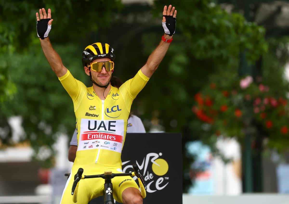 Dax (France), 04/07/2023.- Yellow Jersey overall leader British rider Adam Yates of team UAE Team Emirates waves before the start of the 4th stage of the Tour de France 2023, a 181,8km race from Dax to Nogaro, Dax, France, 04 July 2023. (Ciclismo, Francia) EFE/EPA/MARTIN DIVISEK