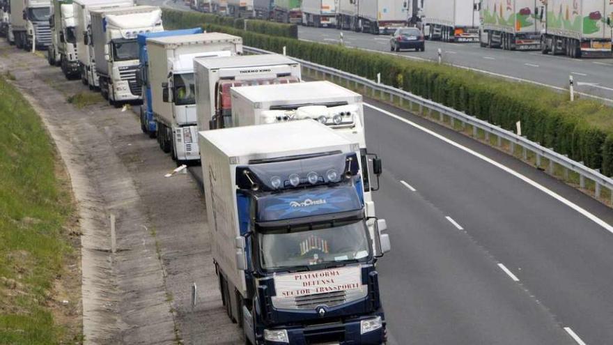 Una protesta de camioneros en una carretera gallega.