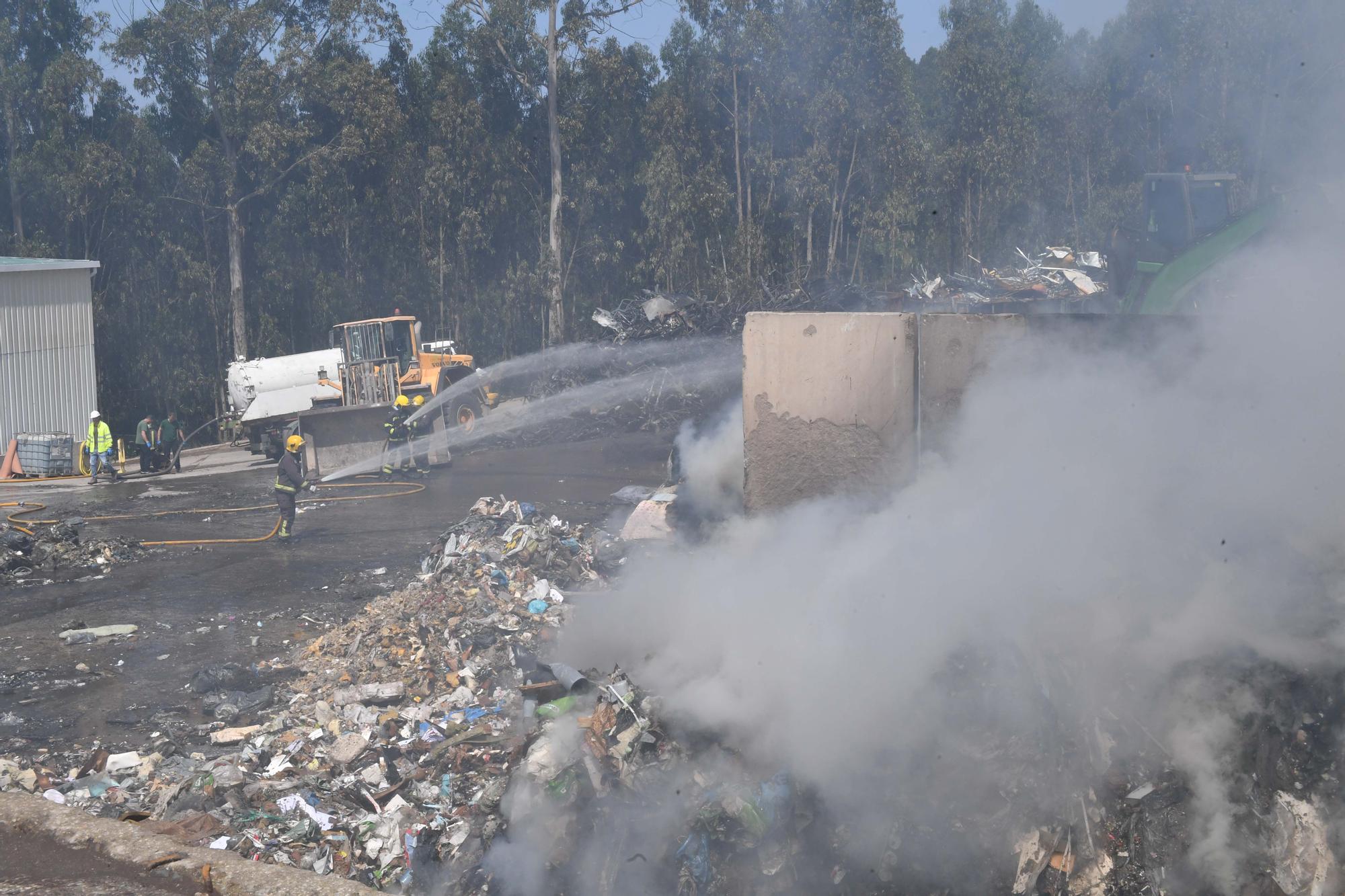 Incendio en la planta de reciclaje de Gestán en Santa Icía, en Morás