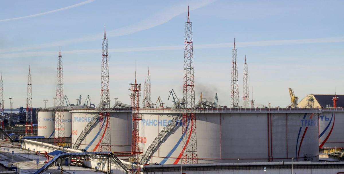 Els EUA aixequen el veto al petroli  rus per frenar l’escalada dels preus