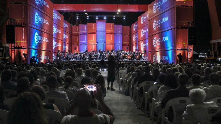 Concierto de la Orquesta Filarmónica de Gran Canaria entre contenedores en La Luz