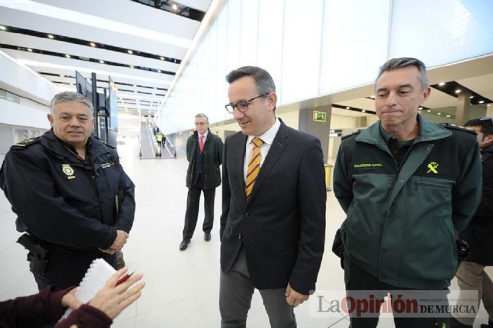 El delegado del Gobierno visita el aeropuerto de Corvera