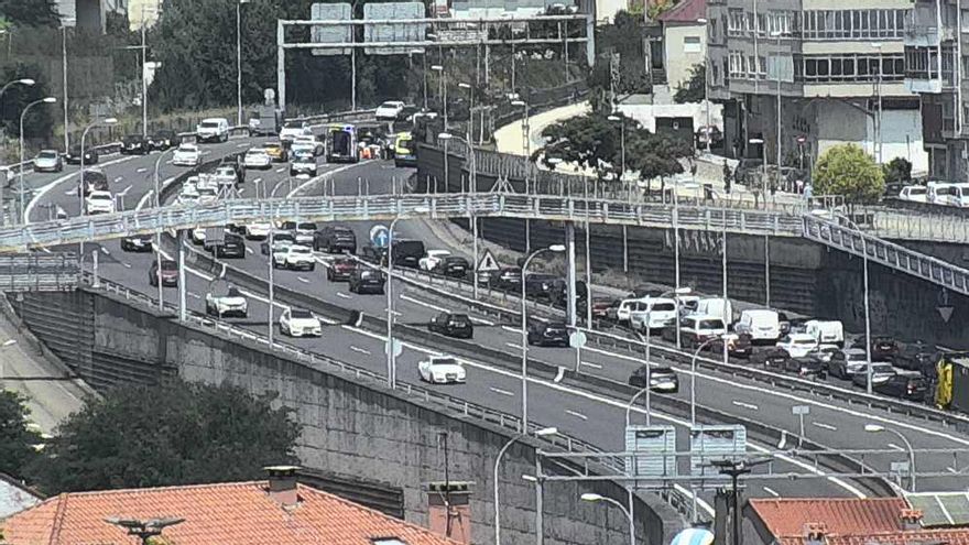 Retenciones en la autopista tras el primer accidente.
