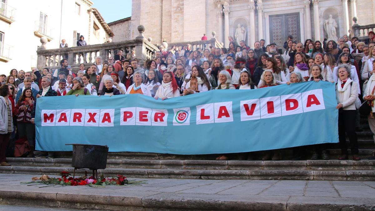 El final de la 'marxa per la vida' a les escales de la Catedral de Girona