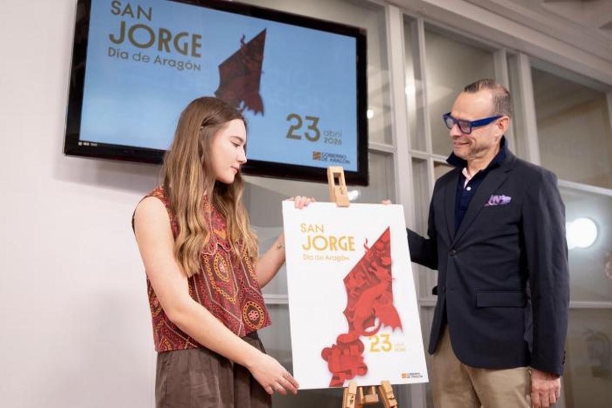 El director general de Cultura en funciones, Pedro Olloqui, con Marina Buil Guardia, alumna de la Escuela de Diseño de Aragón y autora del cartel del día de San Jorge.