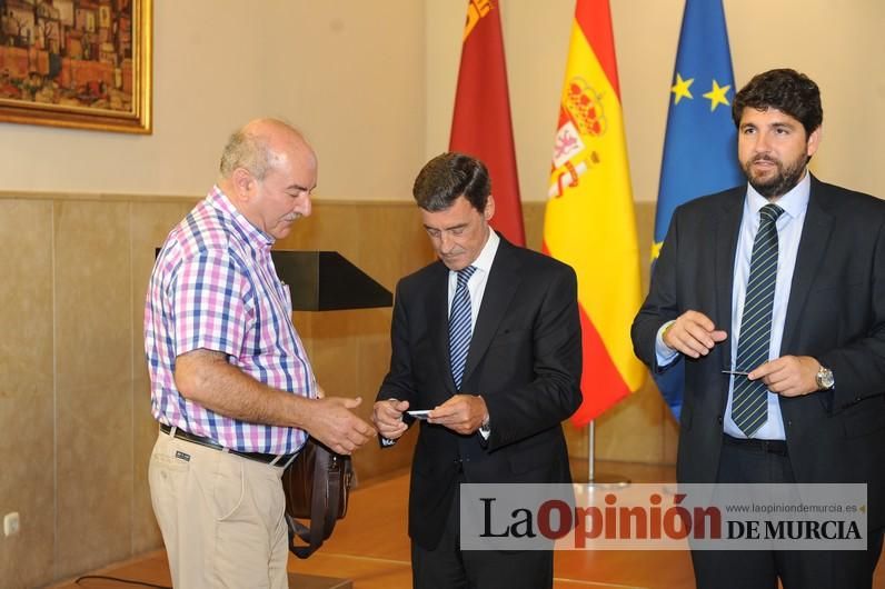 Murcia, primera comunidad en entregar tarjetas identificativas a las víctimas del terrorismo que dan descuentos y prestaciones