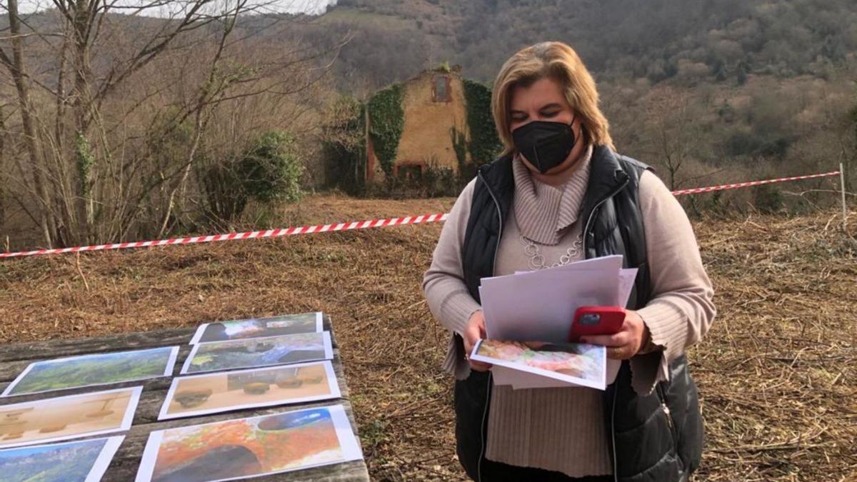 La alcaldesa de Riosa, Ana Díaz, durante el acto con el que se iniciaron las obras de descontaminación.