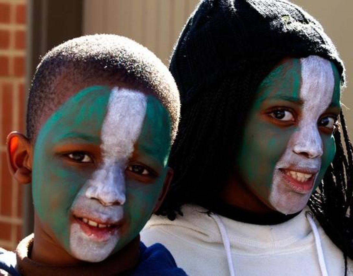 Dos nens nigerians, amb la cara pintada, abans de la derrota davant Grècia.