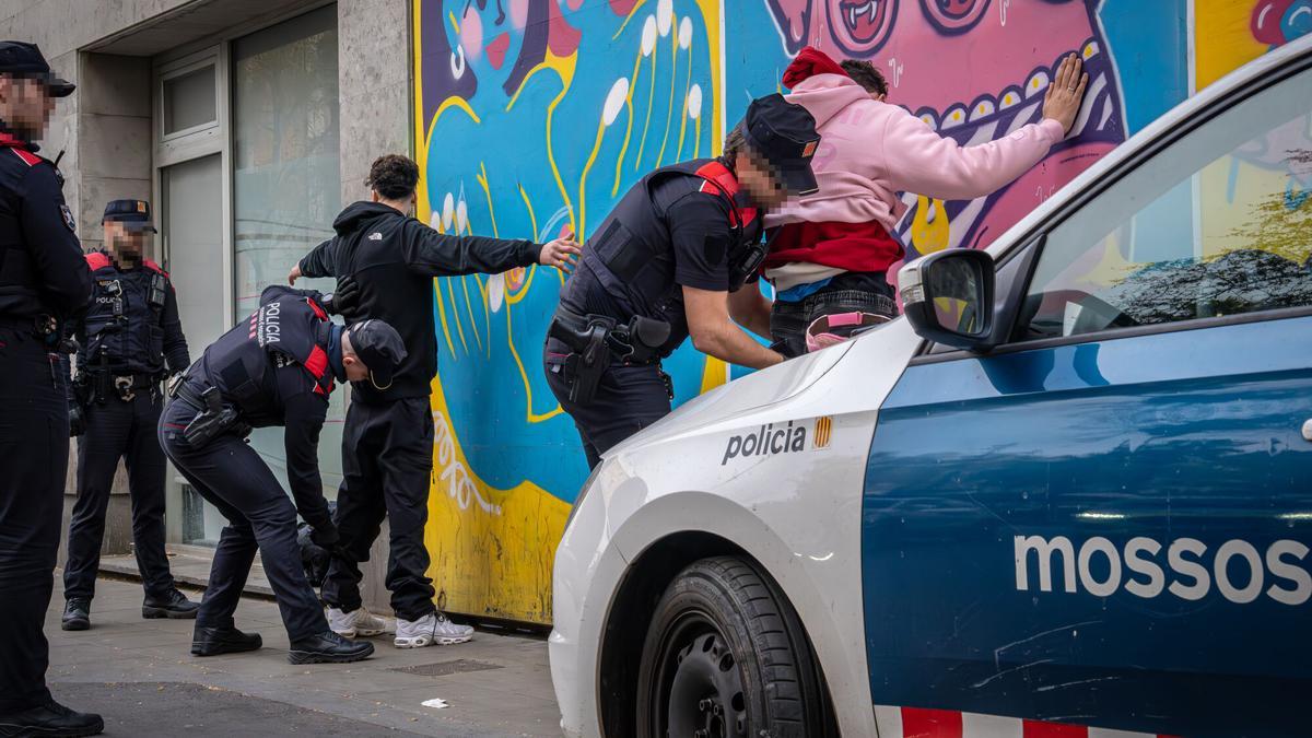 Mil agentes se despliegan en Barcelona, Badalona y L'Hospitalet en un macrodispositivo contra la multirreincidencia.