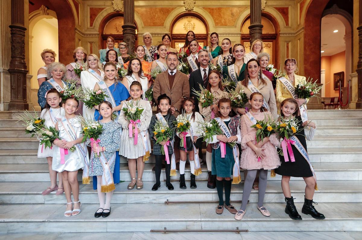 Fotografía de las treinta y dos candidatas, junto a autoridades, que conocerán esta noche su orden en las respectivas galas.
