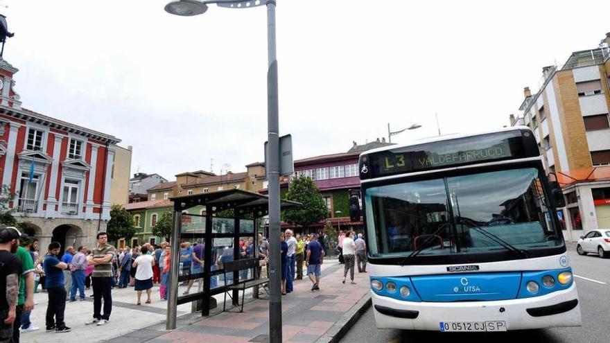 Un autobús de Emutsa en la parada del Ayuntamiento de Mieres.