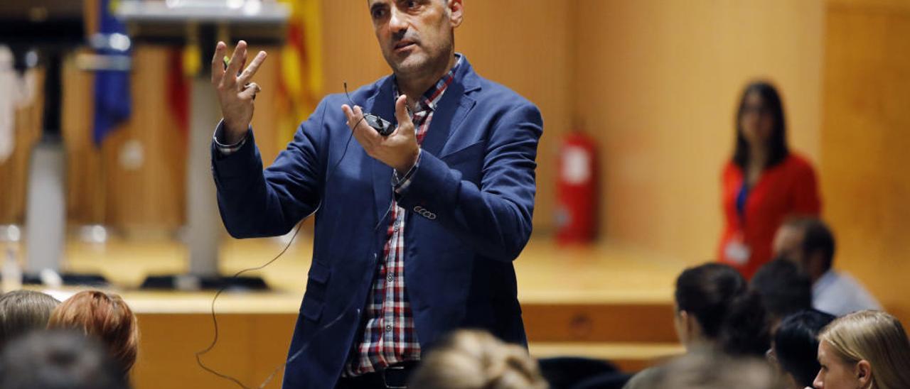 Agustín Reyes, ayer, en un instante de su intervención en el edificio Nexus de la UPV.