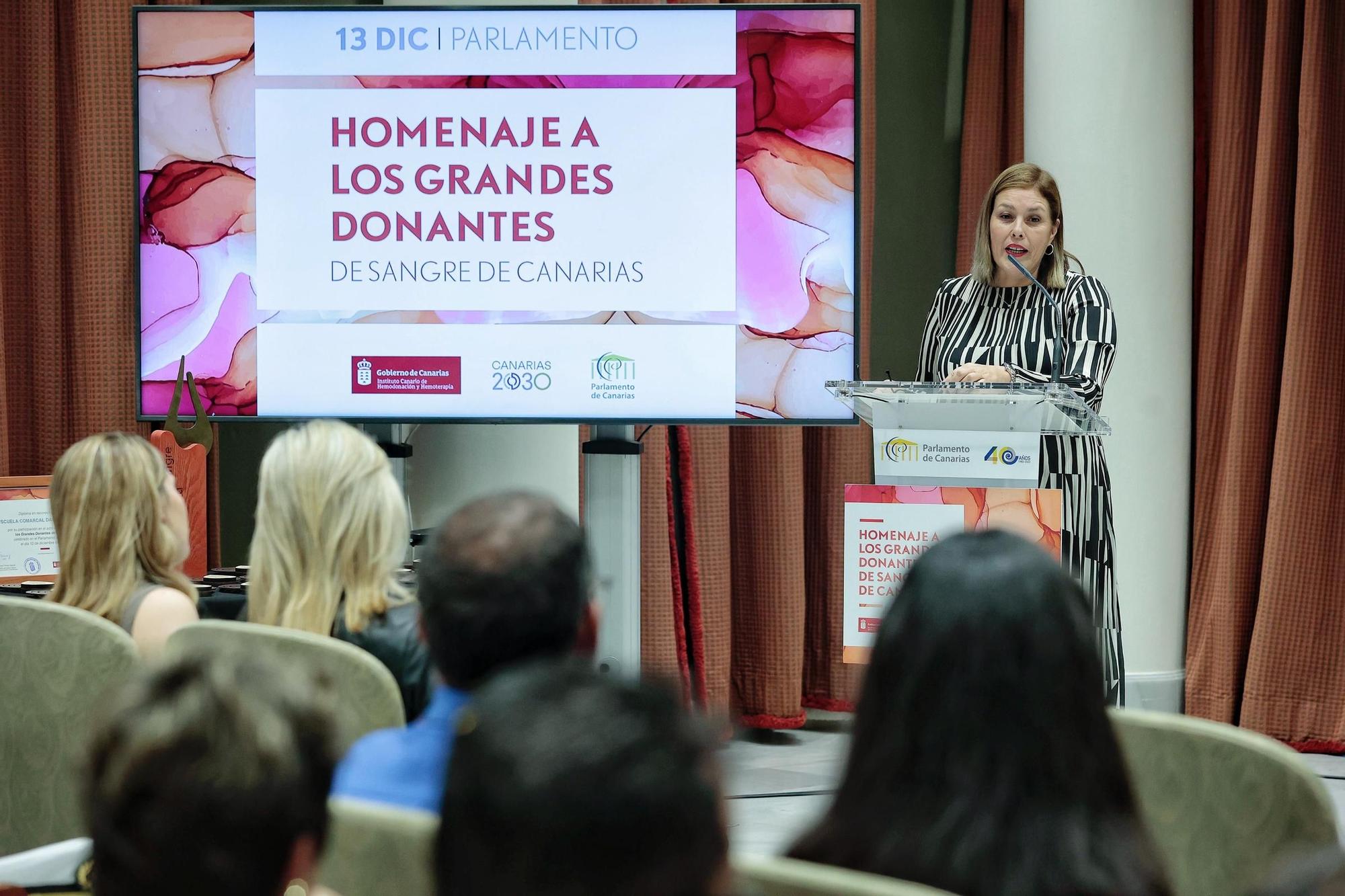 El Parlamento de Canarias rinde homenaje a los "grandes donantes" de sangre en el Archipiélago.