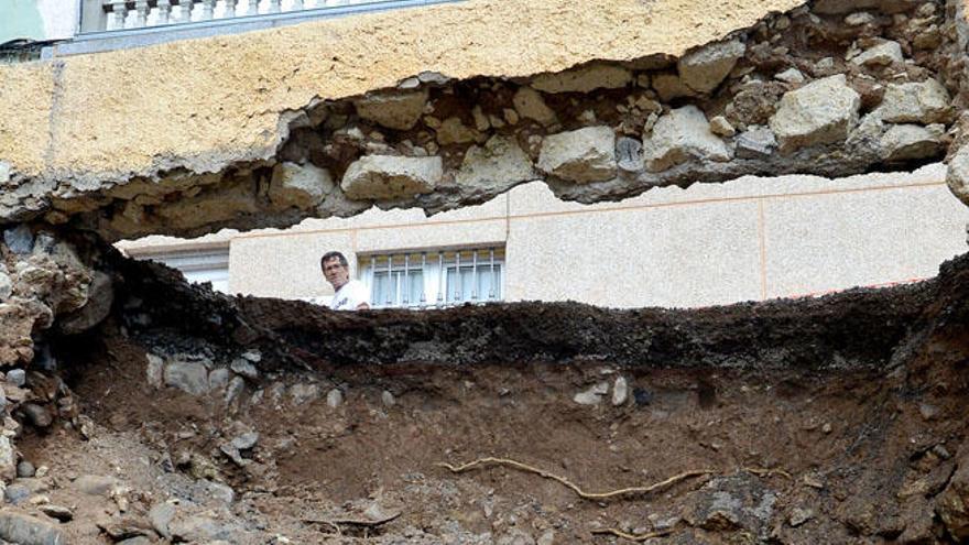 Un vecino se acerca a la zona afectada por el derrumbe en el Risco de San Nicolás, ayer.