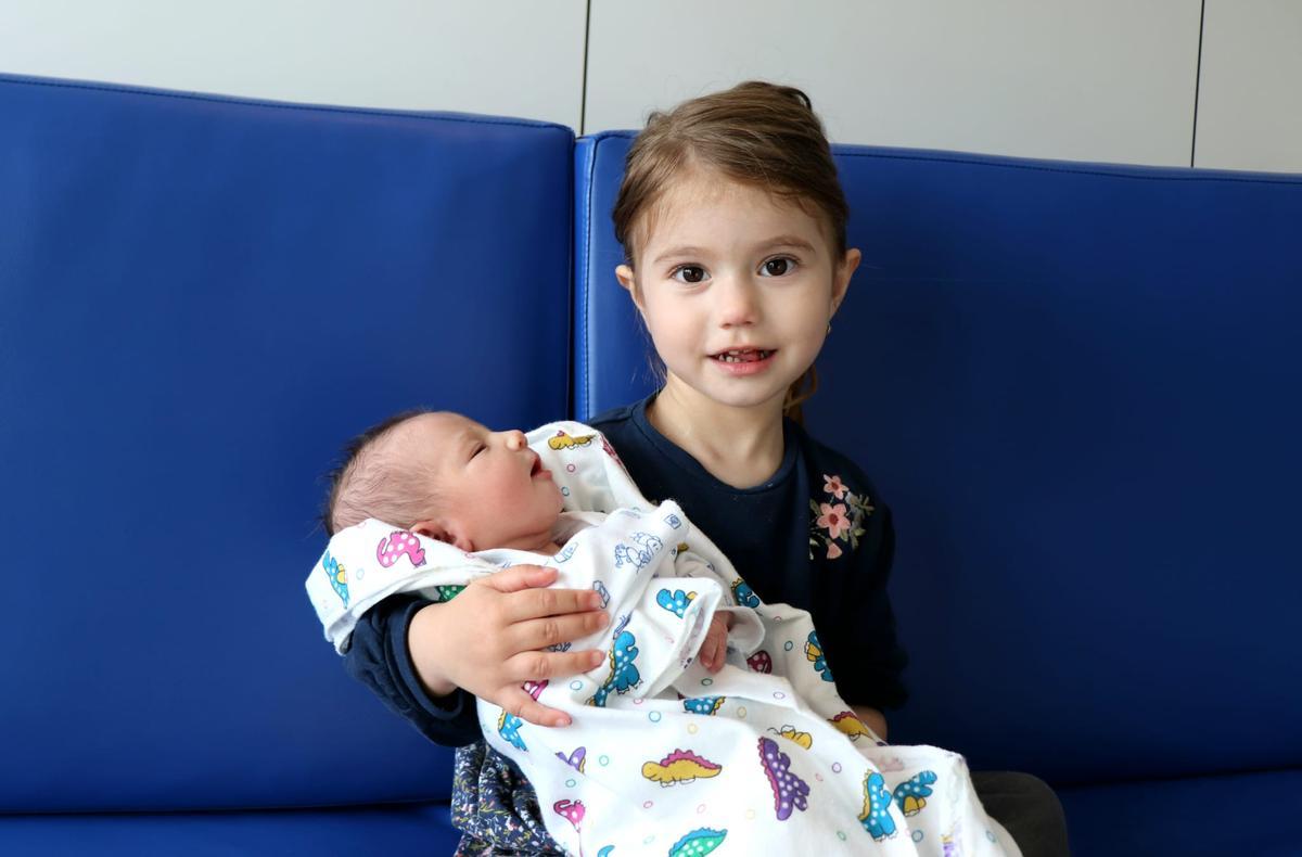 Emma, con su pequeña hermana Eva