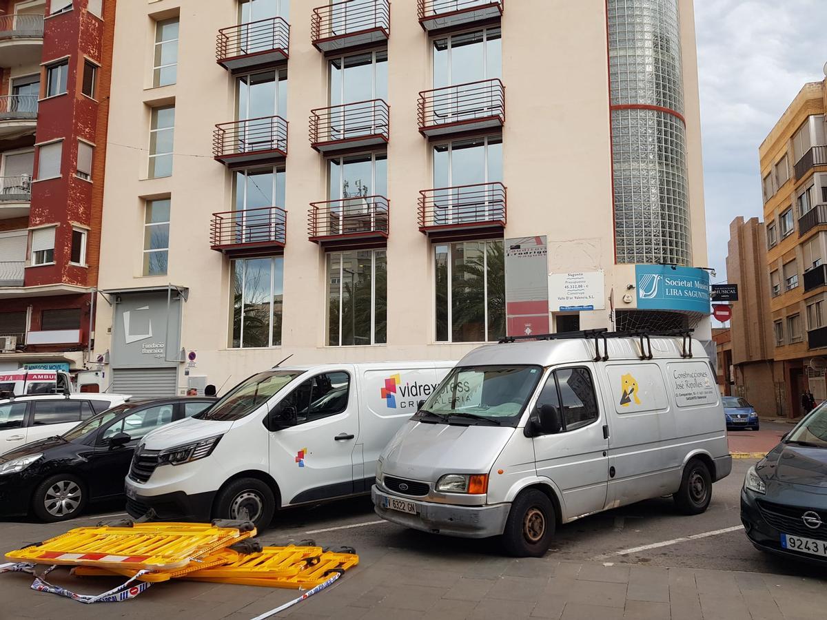 Vallas tumbadas frente a la sociedad musical que ha sufrido caídas de cascotes.