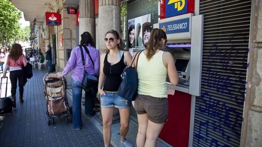 La banca propietaria de cajeros triplica las comisiones a las otras entidades