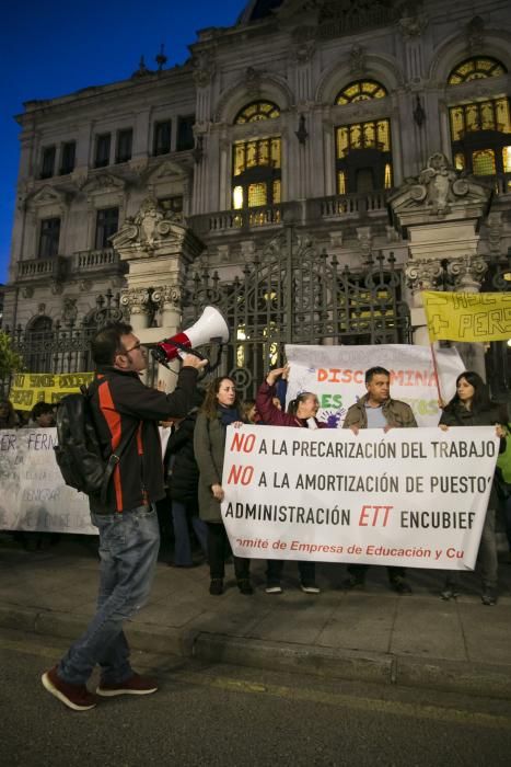 Concentración de fisioterapeutas frente a la Junta General del Principado.