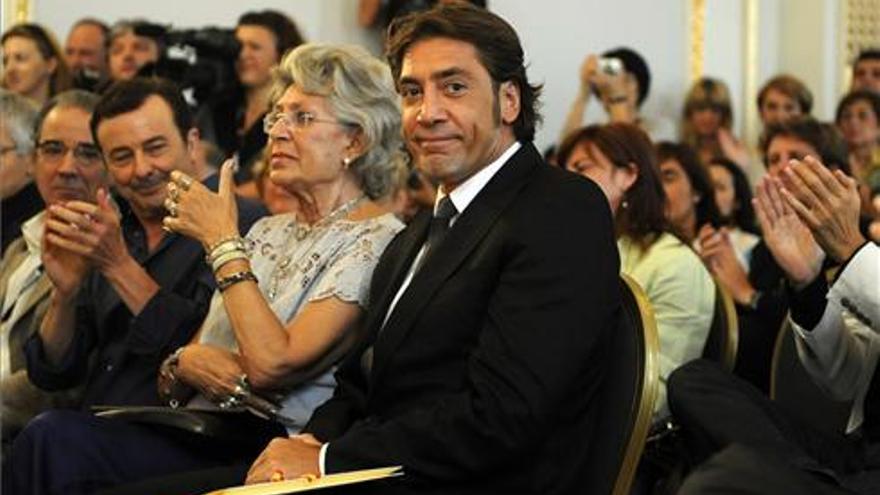 Bardem brinda su premio&quot;a la gente de la profesión&quot;