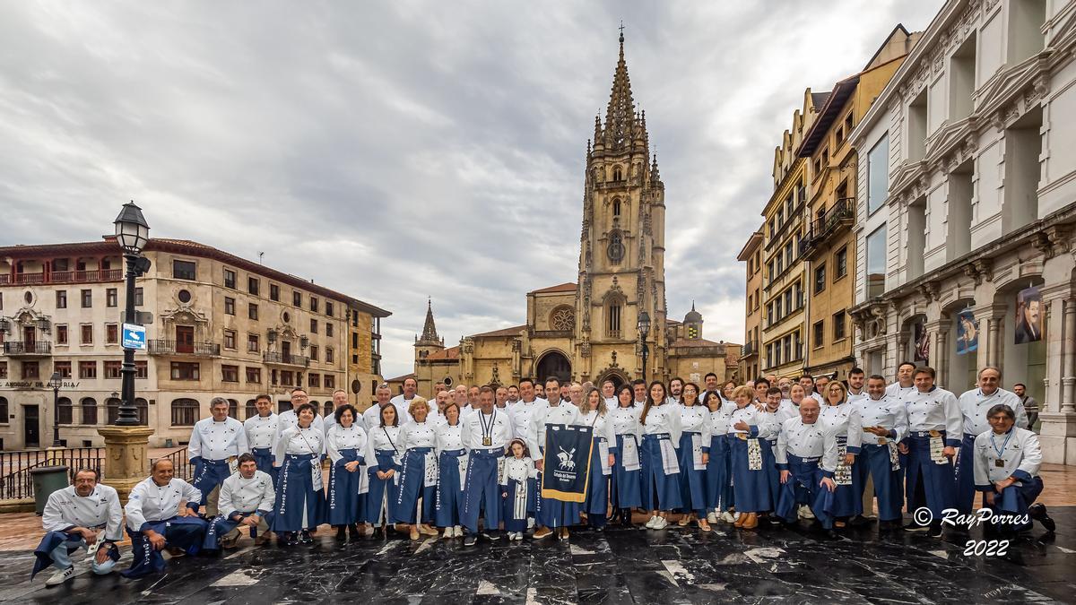 Foto de familia de los responsables de los 40 establecimientos Embajadores del Desarme.