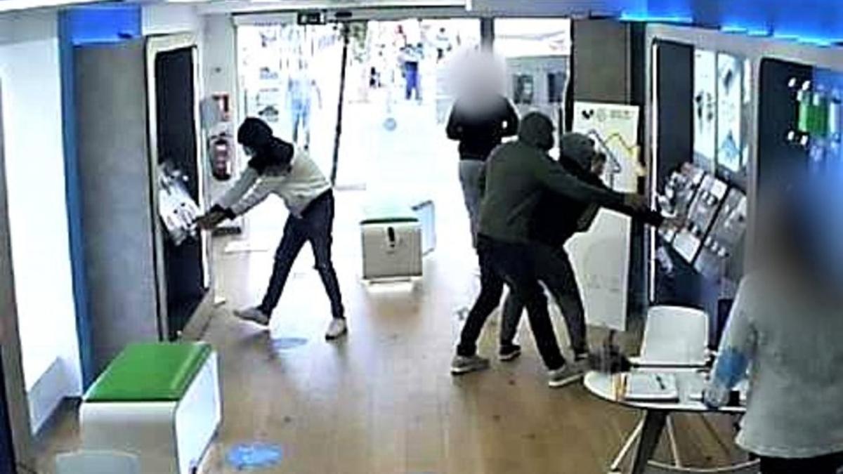 Los ladrones, captados por una cámara en un robo a una tienda de telefonía móvil.