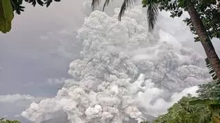 El volcán indonesio Ruang vuelve a entrar en erupción con una nube de 5 kilómetros