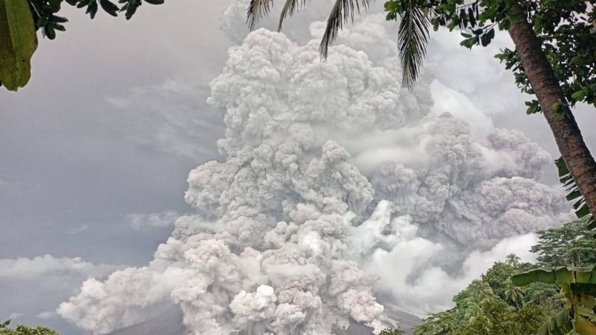 La nube de humo lanzada por el volcán Ruang, en Indonesia.